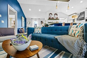 TV, fireplace, foosball, books - Fully remodeled downtown home with enclosed yard, fireplace, game room & deck (Bentonville)