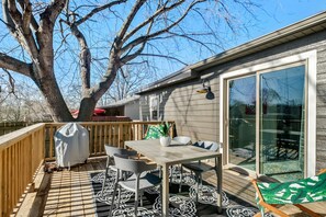 Outdoor dining - Fully remodeled downtown home with enclosed yard, fireplace, game room & deck (Bentonville)