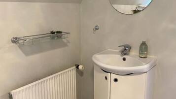Habitación doble | Baño | Regadera, amenidades de baño gratuitas, toallas, papel de baño