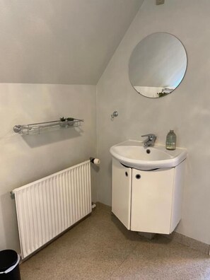 Double Room | Bathroom | Shower, free toiletries, towels, toilet paper - Forvalter boligen  (Hadsund)