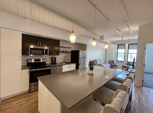 This serviced apartment is a 4 bedroom(s), 4 bathrooms, located in Omaha, NE.