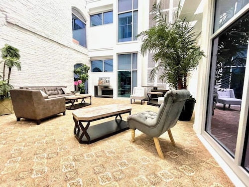 This serviced apartment is a 4 bedroom(s), 4 bathrooms, located in Omaha, NE.