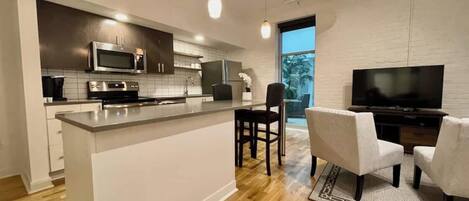 Réfrigérateur, micro-ondes, four, plaque de cuisson