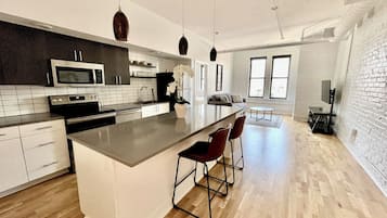 Réfrigérateur, four à micro-ondes, un four, surface de cuisson