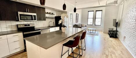 Refrigerador, microondas, horno y parrilla de estufa