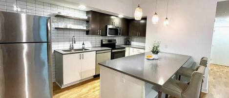Réfrigérateur, four à micro-ondes, un four, surface de cuisson