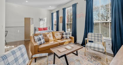 Downtown home near restaurants with full kitchen, washer/dryer, partial AC, WiFi