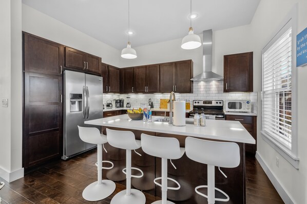 Kjøleskap, mikrobølgeovn, ovn og kokeplater