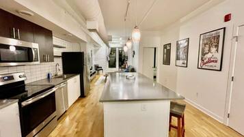 Réfrigérateur, micro-ondes, four, plaque de cuisson