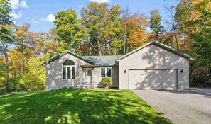 Exterior - Traverse City Therapy-HotTub/PoolTable/Fireplace (Traverse City)