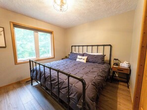 4 bedrooms, iron/ironing board, travel crib, free WiFi - Traverse City Therapy-HotTub/PoolTable/Fireplace (Traverse City)