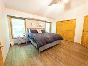 4 bedrooms, iron/ironing board, travel cot, free WiFi - Traverse City Therapy-HotTub/PoolTable/Fireplace (Traverse City)