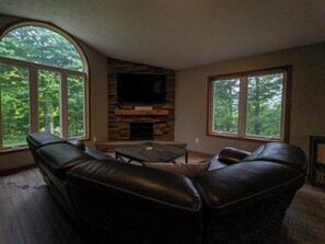 TV, fireplace - Traverse City Therapy-HotTub/PoolTable/Fireplace (Traverse City)