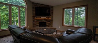 Traverse City Therapy-HotTub/PoolTable/Fireplace