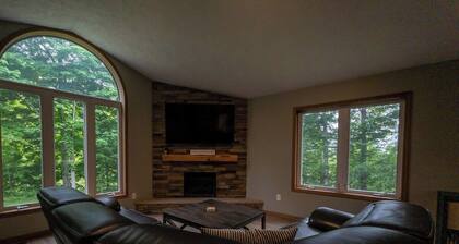 Traverse City Therapy-HotTub/PoolTable/Fireplace