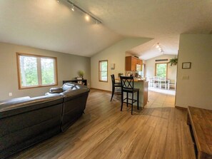 TV, fireplace - Traverse City Therapy-HotTub/PoolTable/Fireplace (Traverse City)