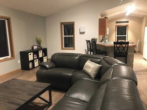 TV, fireplace - Traverse City Therapy-HotTub/PoolTable/Fireplace (Traverse City)