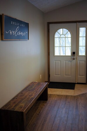 Interior - Traverse City Therapy-HotTub/PoolTable/Fireplace (Traverse City)