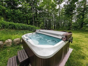 Outdoor spa tub - Traverse City Therapy-HotTub/PoolTable/Fireplace (Traverse City)