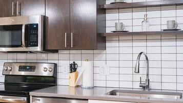 Een koelkast, een magnetron, een oven, een kookplaat