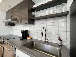 Geladeira, micro-ondas, fogão, cooktop