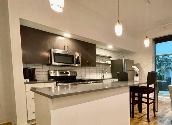 冷蔵庫、電子レンジ、オーブン、コンロ