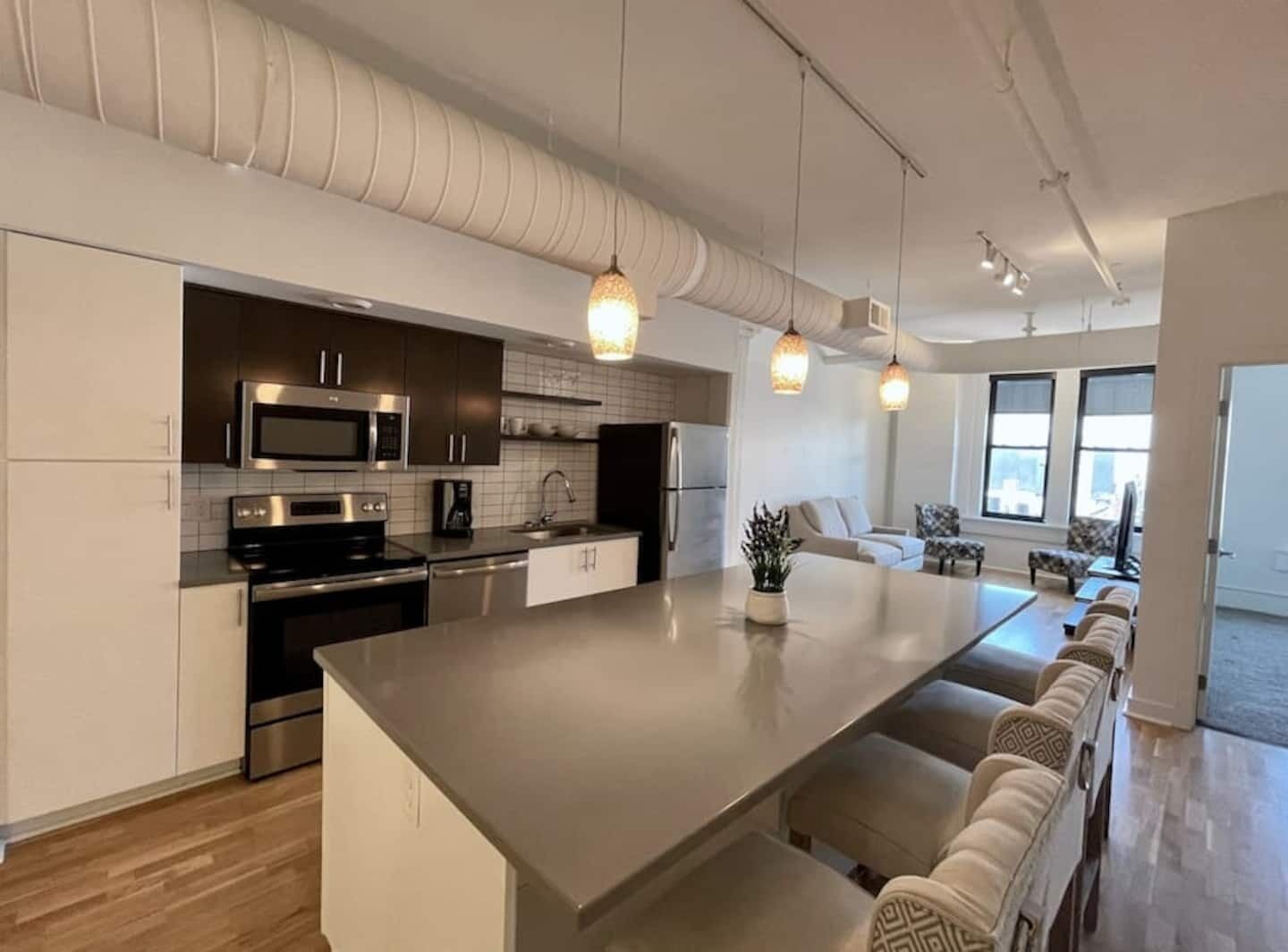 Full-size fridge, microwave, oven, stovetop