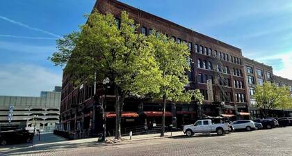 This serviced apartment is a 2 bedroom(s), 2 bathrooms, located in Omaha, NE.