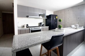 Een koelkast, een magnetron, een oven, een kookplaat