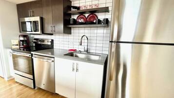 Fridge, microwave, oven, stovetop