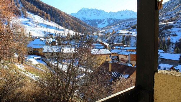 A mountain village with snow-covered roofs and buildings, surrounded by forested hills and mountains. - 300m from ski slopes, 4th floor, balcony, 23m², Vars (Vars)