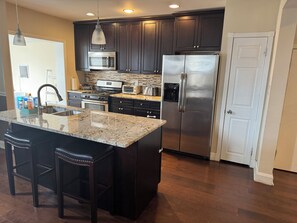 Frigorifero, microonde, forno, piano cottura