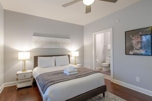 3 bedrooms, desk, iron/ironing board, travel cot - Modern Eastside Escape (Nashville)