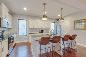 Fridge, microwave, oven, stovetop - Modern Eastside Escape (Nashville)