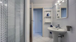 Ducha, secador de pelo, bidet, jabón