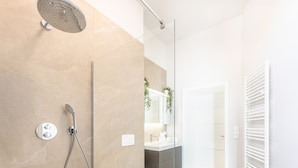 Apartamento | Baño | Ducha, artículos de higiene personal gratuitos y secador de pelo