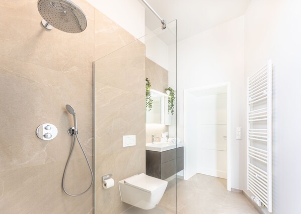 Appartement | Salle de bain | Douche, articles de toilette (gratuits), séchoir à cheveux