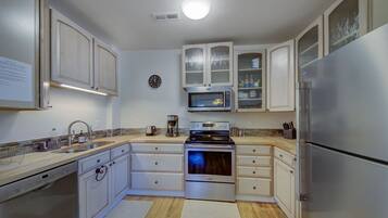 KylskÄp, mikrovÄgsugn, ugn och spishÀll