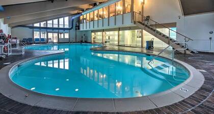 Cozy Fun Chalet: Game rm-Gym-Firepit-EV Charger-Pet Friendly, Cmty Beach & Pool!