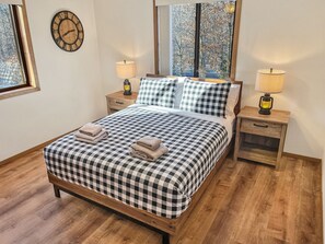 6 bedrooms, desk, iron/ironing board, free WiFi