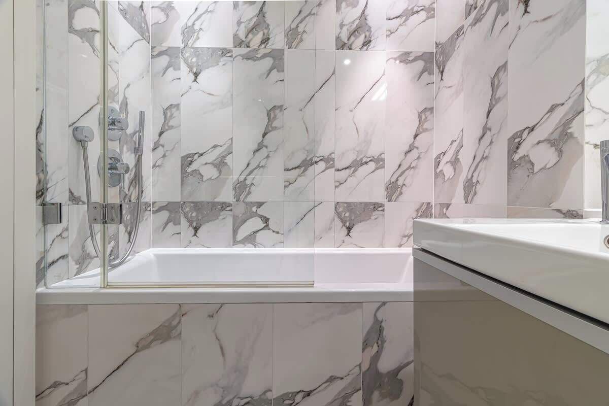 Regadera, secadora de cabello, toallas, shampoo 