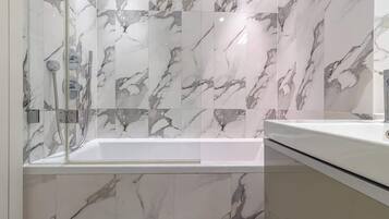 Regadera, secadora de cabello, toallas, shampoo