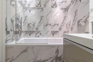 Shower, hair dryer, towels, shampoo