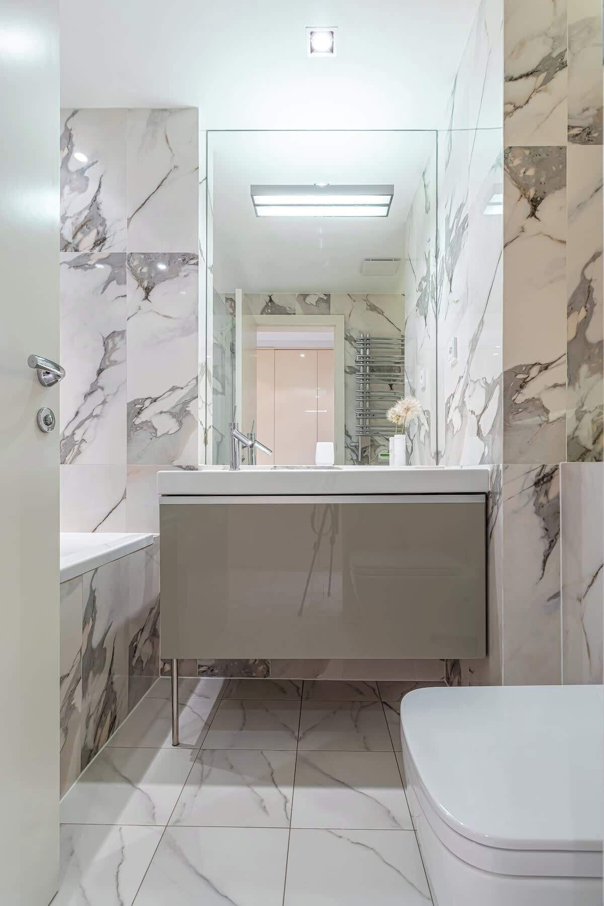 Chuveiro, secador de cabelo, toalhas de banho, shampoo