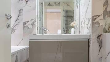 Chuveiro, secador de cabelo, toalhas de banho, shampoo