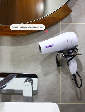 Ducha, secador de pelo, toallas