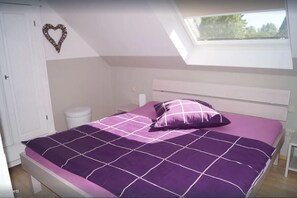 2 bedrooms, travel cot, free WiFi, bed sheets