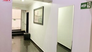 A hallway with a sign indicating the exit direction. - HOTEL CENTRAL BARAO DO RIO BRANCO  (Anapolis)