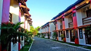 Eine Reihe von zweigeschossigen Gebäuden mit einem zentralen Weg, wahrscheinlich Teil eines Hotels oder Resorts.