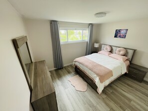 3 bedrooms, desk, iron/ironing board, free WiFi